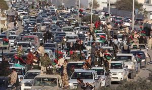 Milícies i civils es dirigeixen a Trípoli per celebrar l'aniversari de la revolució / EFE - SABRI ELMHEDWI